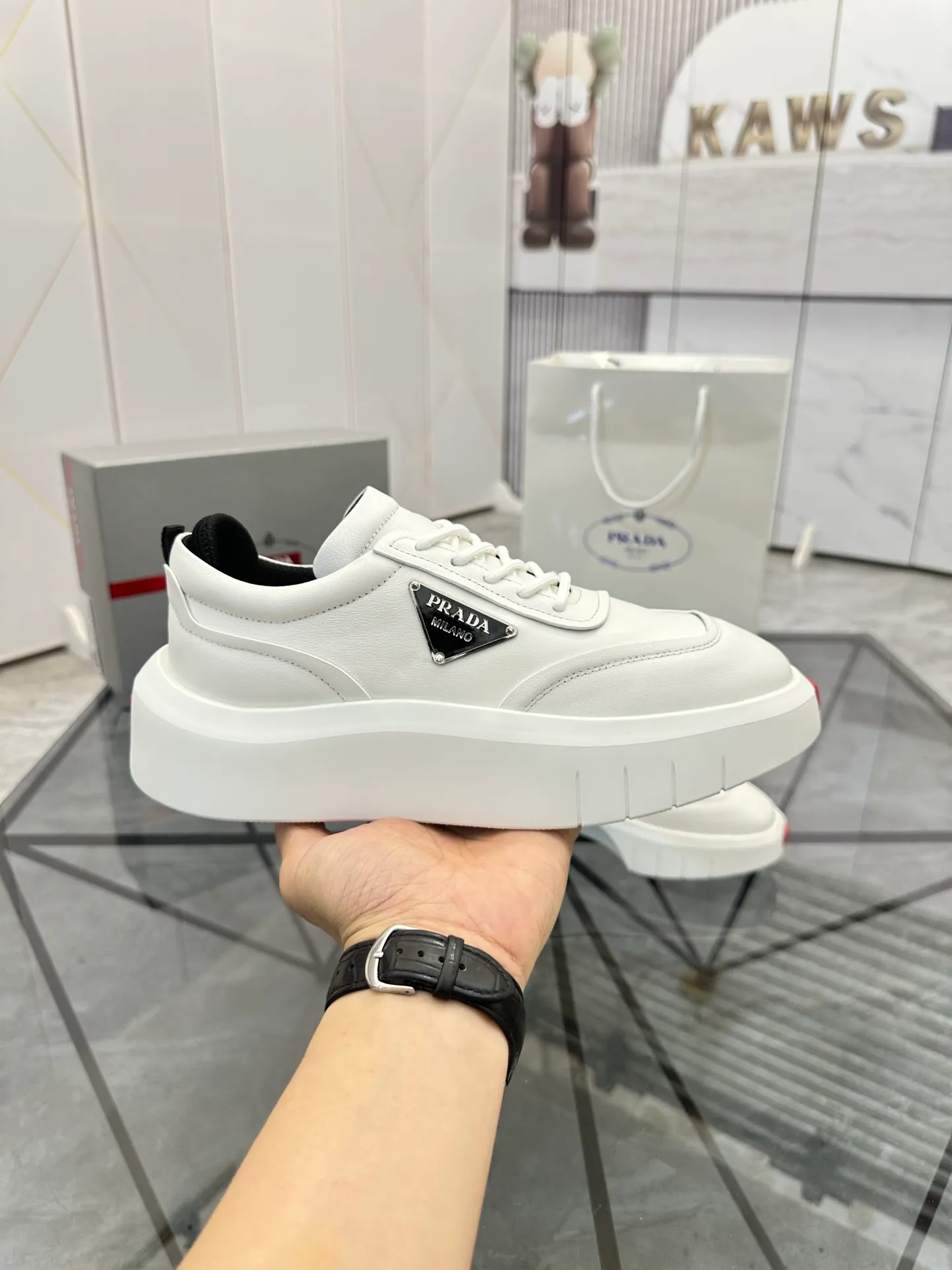 Selling men's shoes 💰: 💰P560¥ High-end top quality Product trademark: Prada * "Prada*" low-top casual shoes Regular size: 35-45 (can be customized to 46) Couple style Product material: imported first-layer cowhide leather upper, breathable lining, original outsole. No.: H201